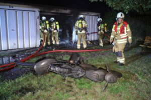 Ein Motorrad holten die Brandschützer ins Freie, um es dort zu komplett zu löschen.
